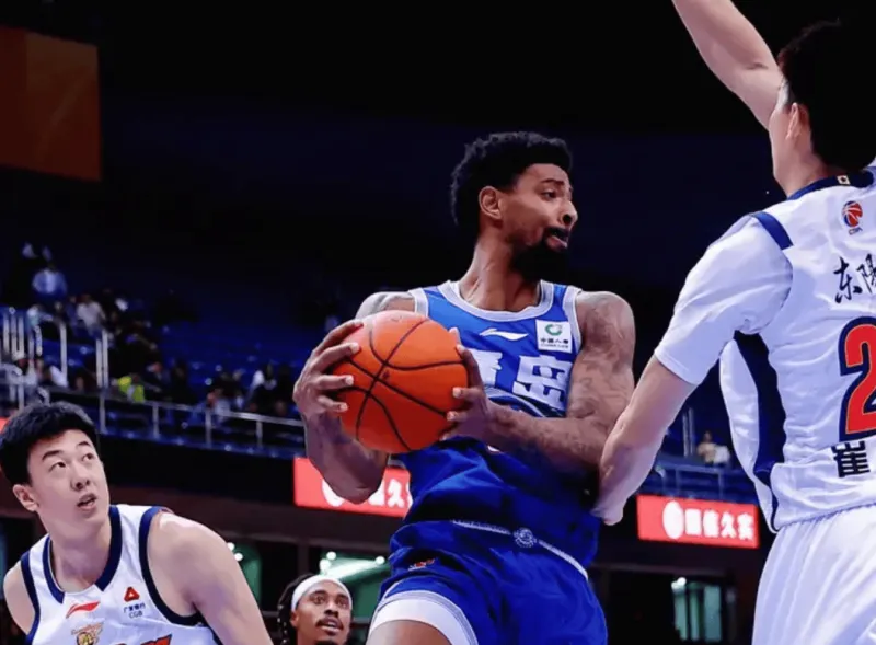 米奇出战36分钟，投篮16中12空砍36分15篮板1助攻3抢断3盖帽